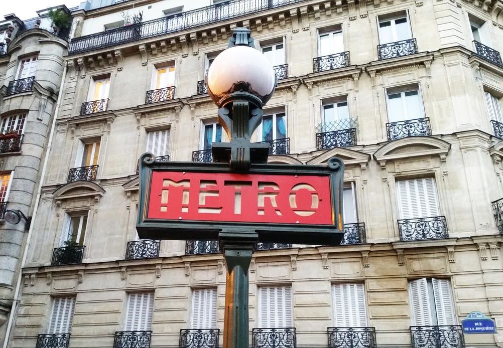 Традиционный указатель входа в метро Парижа